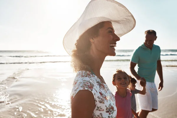 Život Pláži Lepší Rodina Užívá Nějaký Čas Strávený Spolu Pláži — Stock fotografie