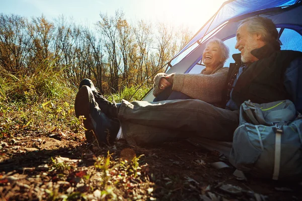 São Dois Campistas Felizes Casal Sênior Acampar Juntos Deserto — Fotografia de Stock