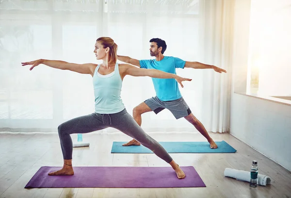 Stärkt Euren Körper Und Eure Bindung Ein Paar Praktiziert Yoga — Stockfoto