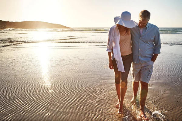 別の新婚旅行のための時間が常にあります 成熟した夫婦はビーチで一日を過ごし — ストック写真