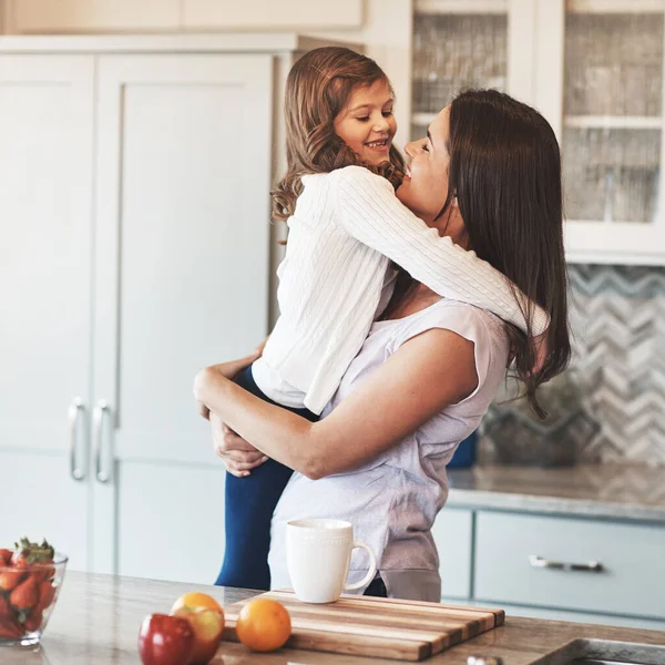 Калюжі Красунею Щаслива Мати Обіймає Свою Милу Дівчинку Кухні Вдома — стокове фото
