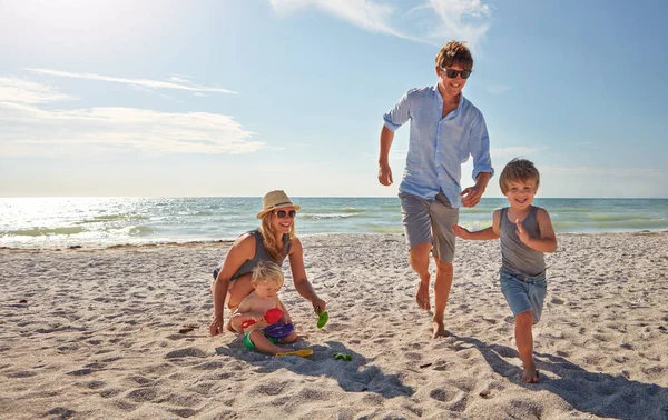 Využívám Slunce Mladá Rodina Užívá Letní Den Pláži — Stock fotografie