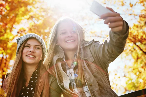 Preparati Fatti Selfie Due Giovani Amici Scattano Selfie Insieme Telefono — Foto Stock