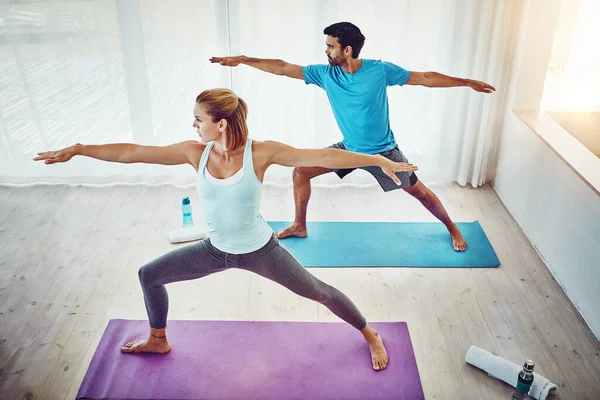 Yoga Rassemble Les Gens Par Mouvement Couple Pratiquant Yoga Maison — Photo