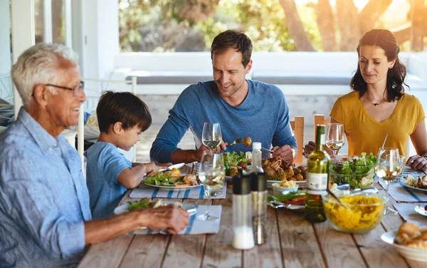 Aile Sahip Olabileceğin Büyük Hediyedir Mutlu Bir Aile Dışarıda Birlikte — Stok fotoğraf