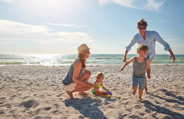 Vytěžit Nejvíc Léta Mladá Rodina Užívá Letní Den Pláži — Stock fotografie