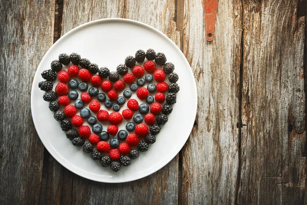 Essen Sie Ihr Herz Aus Hochwinkelaufnahme Von Beeren Herzform Auf — Stockfoto