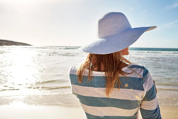 让你的大脑正确 一个迷人的成熟女人在海滩享受一天 — 图库照片