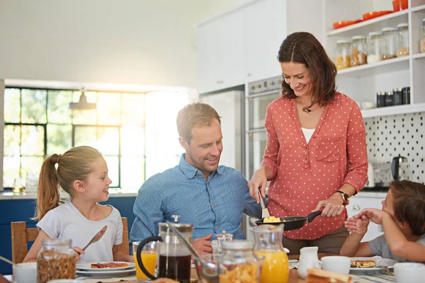 在忙碌的一天前度过一段美好的时光 一家人在家里一起吃早餐 — 图库照片