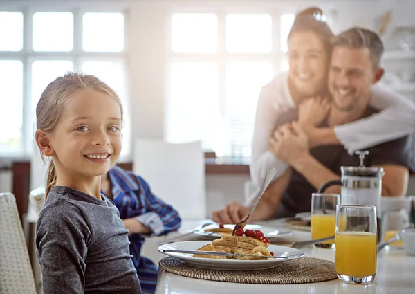 我们早餐吃的是我最喜欢的 一家人一起吃早餐 — 图库照片