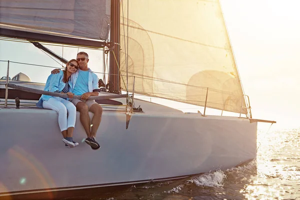 这是个恋爱的好地方一对夫妇正在享受乘船在海上航行的乐趣 — 图库照片