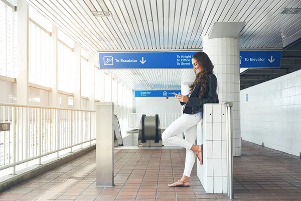 Fazendo Uma Pausa Antes Embarcar Trem Uma Jovem Mulher Ouvindo — Fotografia de Stock