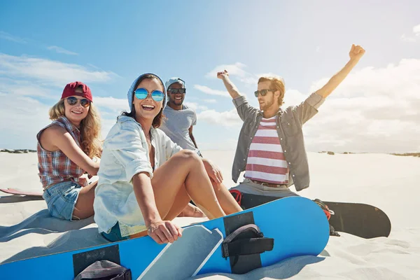 Never Dull Moment Out Dunes Group Young Friends Sandboarding Desert — Stock Photo, Image