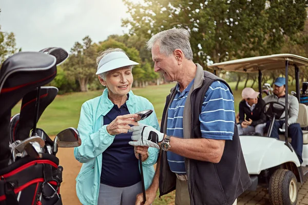 Jedź Domu Para Seniorów Wybierająca Swoje Kluby Ciesząc Się Dniem — Zdjęcie stockowe