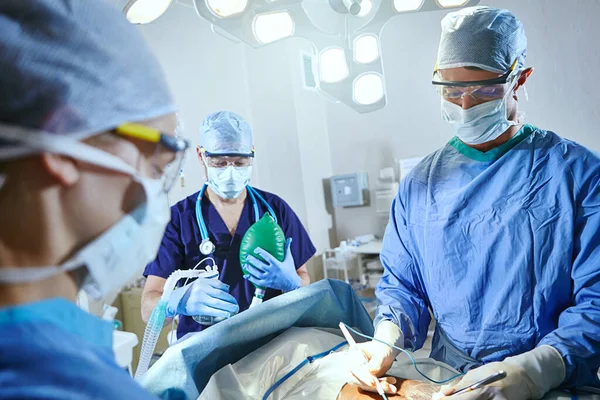熟练的人手在工作 手术室里的外科医生 — 图库照片