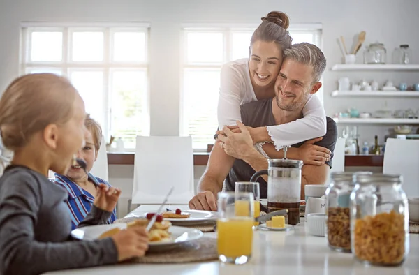 一起度过高质量的时光是非常重要的 一家人一起吃早餐 — 图库照片
