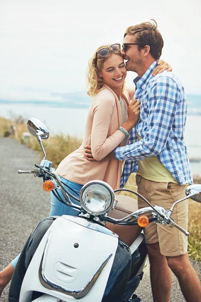Tenha Amor Viajará Casal Ter Momento Íntimo Enquanto Estrada — Fotografia de Stock