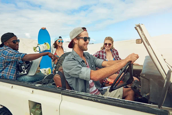 Route Adventure Group Young Friends Going Sand Boarding Road Trip — Stock Photo, Image