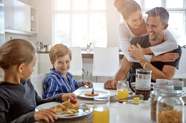 吃早饭时粘在一起 一家人一起吃早餐 — 图库照片