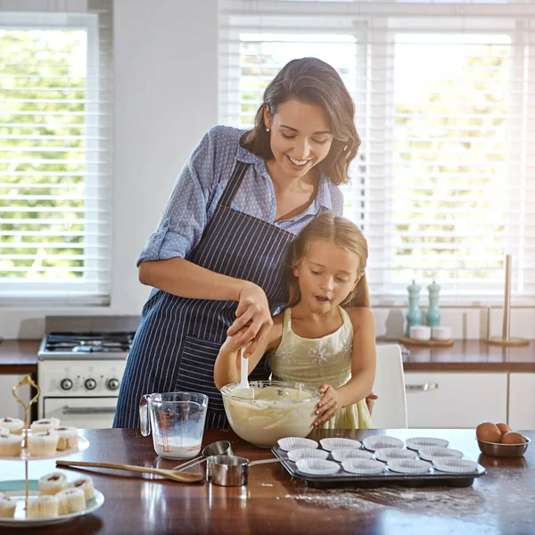 Thats What Call Perfect Batter Mother Her Daughter Baking Kitchen — Stock Photo, Image