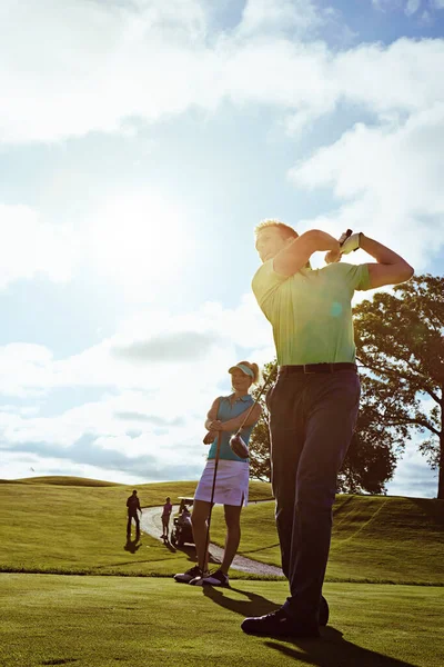 Poursuis Sans Faille Couple Jouant Golf Ensemble Sur Fairway — Photo