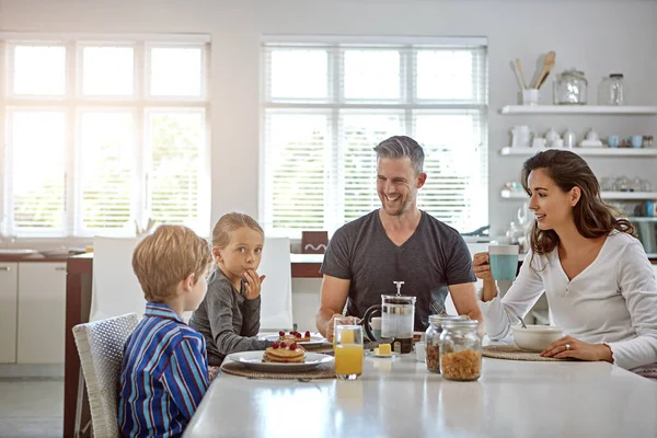 Importante Comenzar Día Con Desayuno Una Familia Desayunando Juntos — Foto de Stock