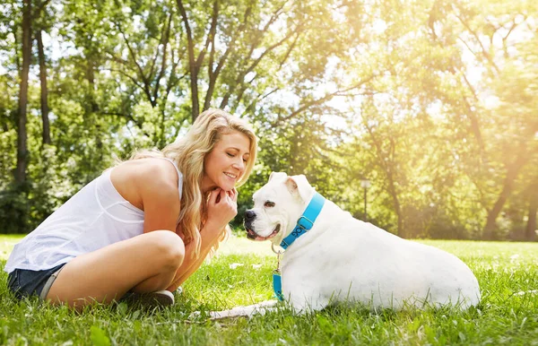 爱情是温暖的毛皮和湿润的鼻子 一个年轻的女人在公园里和她的狗呆在一起 — 图库照片