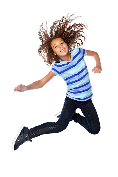毎日遊ぶために作られた スタジオショットの若い女の子ジャンプの喜びのために白い背景 — ストック写真