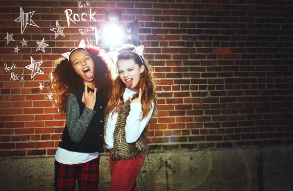 Länge Leve Rock Roll Två Flickor Drar Ansikten Och Gör — Stockfoto