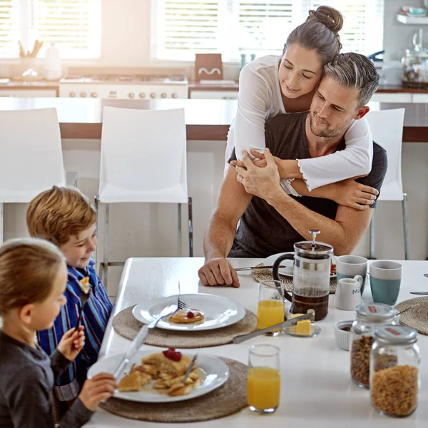 作为一个家庭一起吃饭有多种好处 一家人一起吃早餐 — 图库照片
