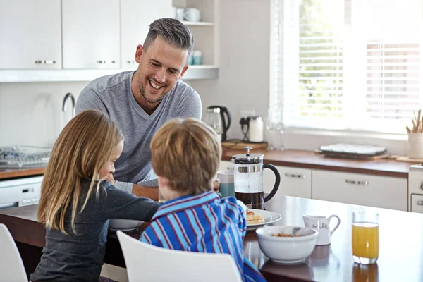 开始新一天的最好方式就是和家人在一起 一家人在家里一起吃早餐 — 图库照片
