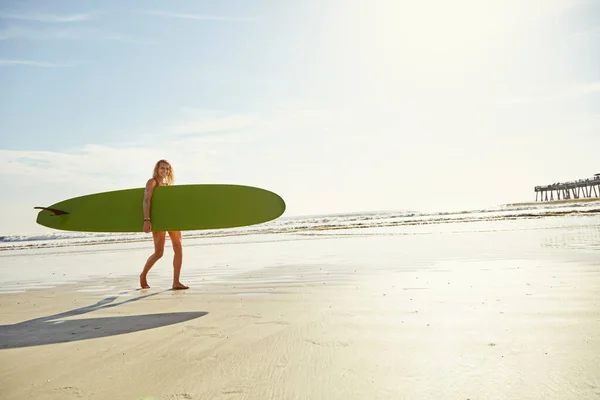 Shes Hat Eine Leidenschaft Fürs Surfen Entwickelt Eine Attraktive Junge — Stockfoto