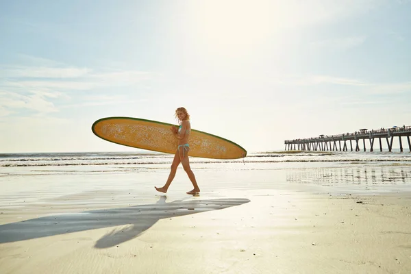 Surft Omhoog Een Aantrekkelijke Jonge Vrouw Draagt Haar Surfplank Het — Stockfoto