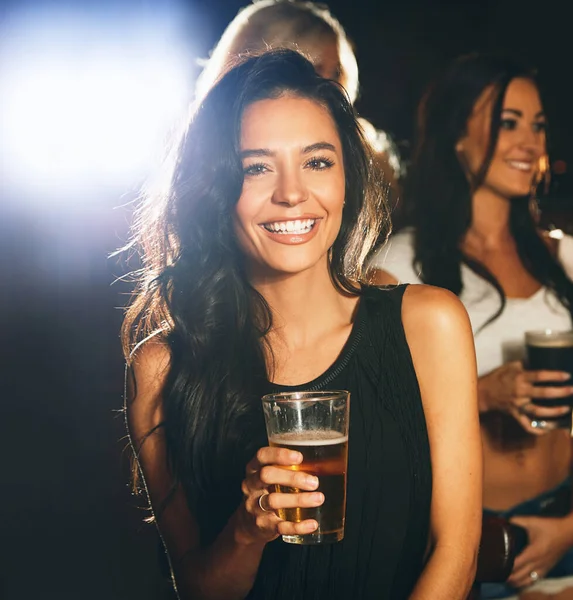 Têm Aqui Melhor Cerveja Uma Jovem Mulher Festejando Uma Boate — Fotografia de Stock