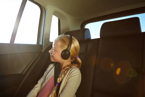 Zenét Amikor Mozgásban Vagy Egy Kislány Aki Autóban Utazik — Stock Fotó