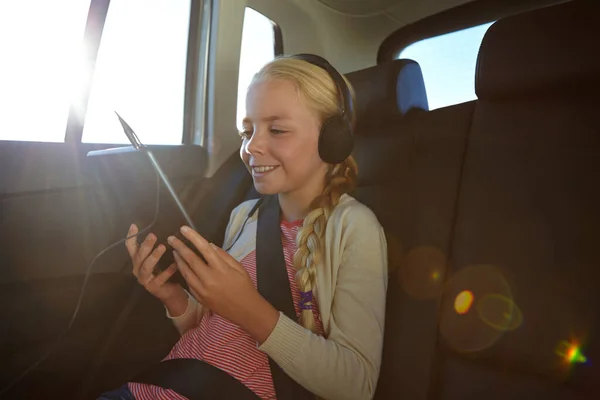 Viagens São Mais Divertidas Com Seu Tablet Uma Menina Viajando — Fotografia de Stock
