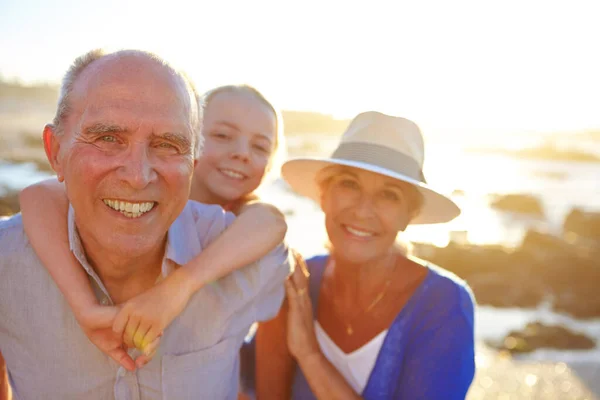 Legjobb Szülőket Előléptetik Nagyszülőkké Nagyszülők Élvezik Napot Strandon Unokájukkal — Stock Fotó