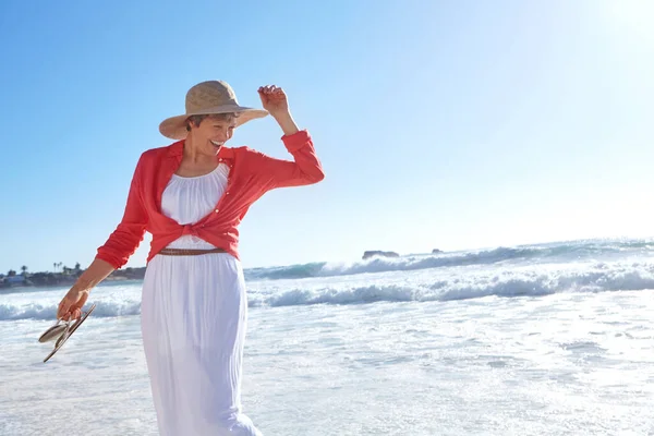 Apanhar Sol Fresco Uma Mulher Madura Atraente Desfrutando Dia Praia — Fotografia de Stock