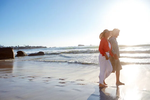 この日が終わることを願って 成熟した夫婦は午後遅くにビーチを散歩し — ストック写真
