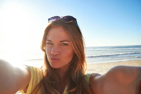 Beleza Praia Uma Jovem Atraente Tirando Uma Selfie Praia — Fotografia de Stock