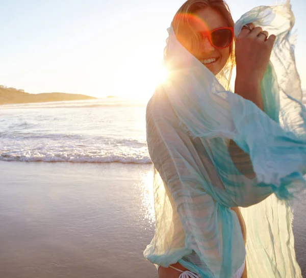 过自由的生活 一个穿着比基尼的年轻漂亮女子在海滩享受一天的画像 — 图库照片