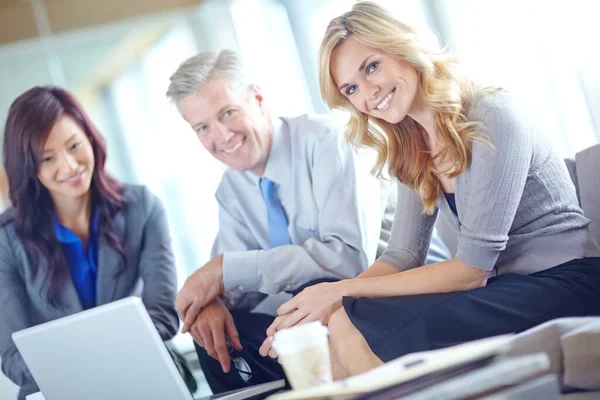 Planejando Sua Estratégia Corporativa Três Empresários Sentados Juntos Trabalhando Equipe — Fotografia de Stock