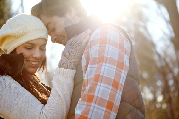 Ett Kärleksfullt Ungt Par Som Kärleksfulla När Står Tillsammans Utomhus — Stockfoto