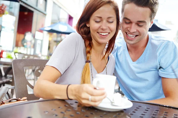 彼らはコーヒーが好きだ 外のカフェでコーヒーを飲む幸せなカップル — ストック写真
