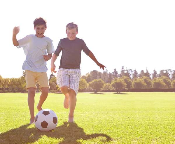 和我最好的朋友一起踢足球两个年轻的朋友享受一天踢足球的乐趣 — 图库照片