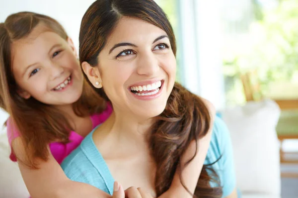 Dobré Časy Matkou Dcerou Krásná Mladá Matka Usmívá Když Dcera — Stock fotografie