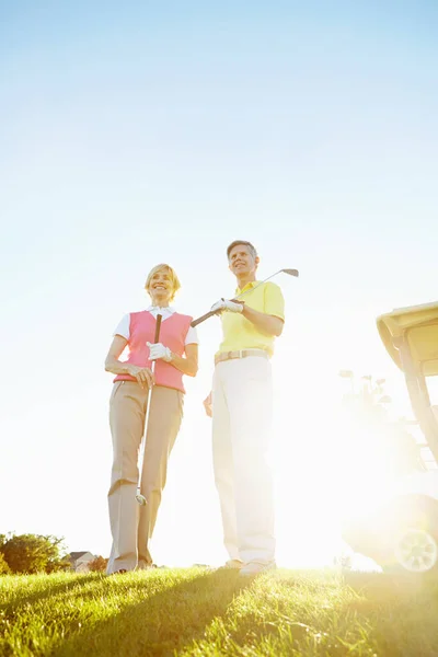 Des Golfeurs Âgés Couple Âgé Attrayant Sur Vert Avec Coucher — Photo