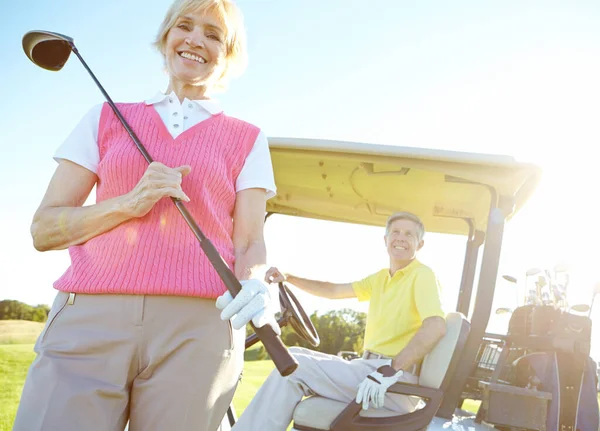 Golf Ist Ihr Liebster Zeitvertreib Tiefflug Aufnahme Einer Attraktiven Älteren — Stockfoto