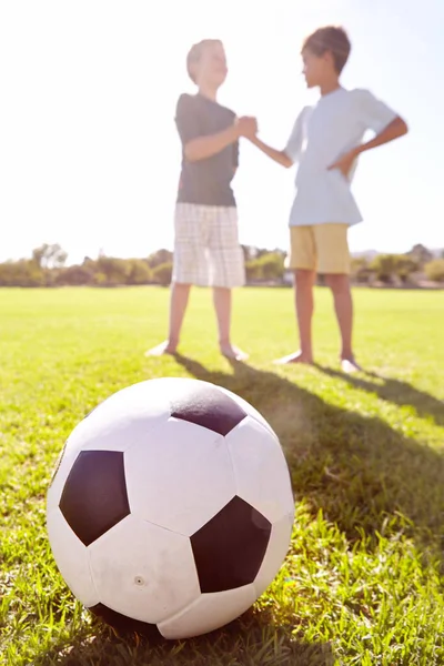 Fotbal Mým Nejlepším Přítelem Dva Mladí Přátelé Užívají Den Hraním — Stock fotografie
