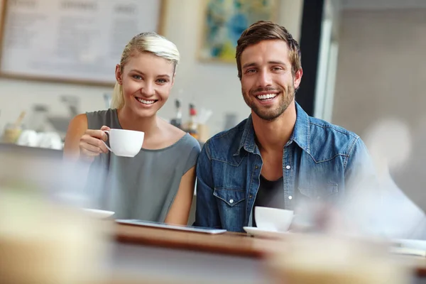 コーヒーと一緒に冷ます 喫茶店でのデート中の若いカップルの肖像画 — ストック写真